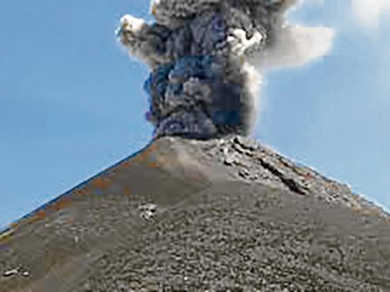El volcán de Fuego  entra en erupción,  la octava del año