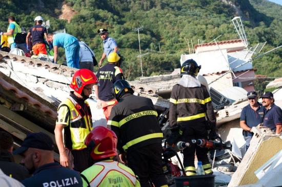 Ischia, destino turístico de Italia, vive un día negro tras sufrir un sismo