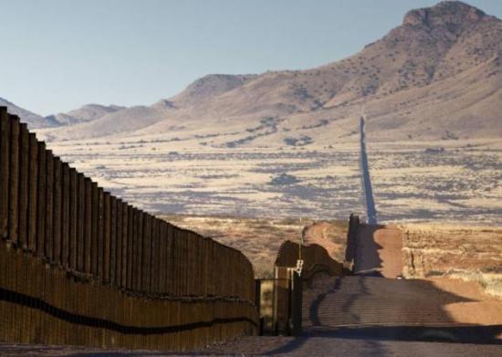 Trump llega a frontera con México como muestra de su afán de levantar el muro