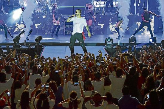 Maluma dio un concierto inolvidable para estudiantes de un colegio de Manta