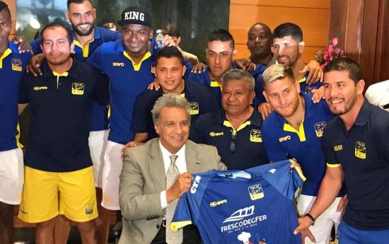 El presidente Lenín Moreno recibió la camiseta del Delfín SC