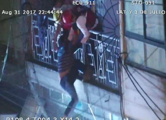 Evitan que un hombre se lance desde un balcón en Santo Domingo