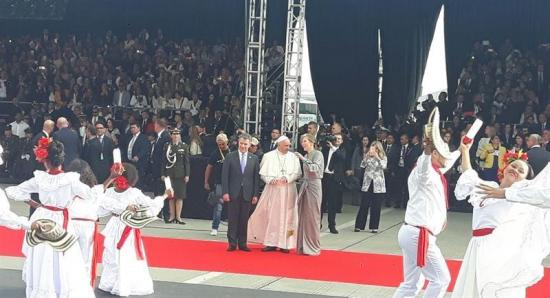 El presidente de Colombia y su esposa reciben al papa Francisco en Bogotá