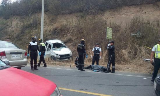 Una fallecida y cuatro heridos tras accidente en la vía Manta-Rocafuerte