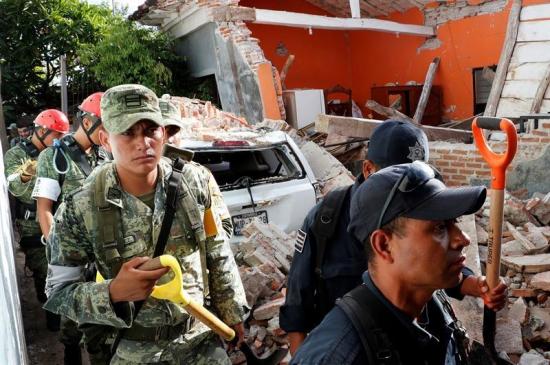 Peña Nieto eleva a 98 la cifra de fallecidos en el terremoto en México