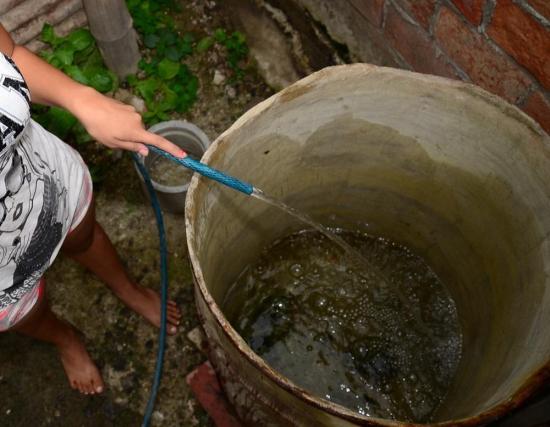 Habitantes de la parroquia Crucita están desesperados por falta de agua