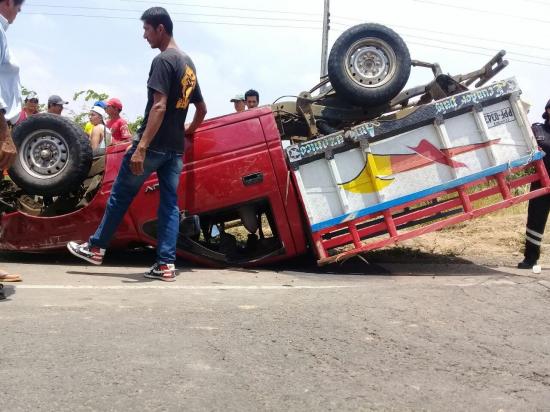 Dos muertos y doce heridos en accidente de tránsito en la vía Rocafuerte-Tosagua