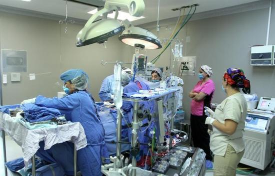 Realizan con éxito cirugía de corazón a niña durante terremoto en México