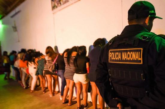 Rescatan a 28 ecuatorianas que eran explotadas sexualmente en Perú