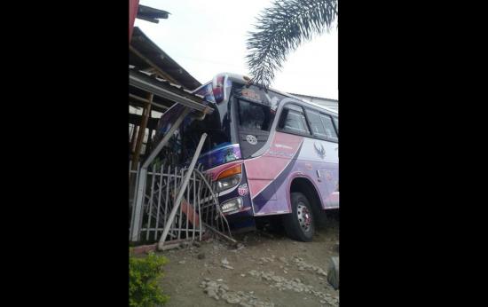 Un bus se estrelló contra un restaurante en Portoviejo