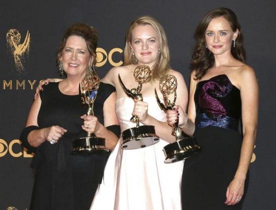 'The Handmaid's Tale' conquista los premios Emmy 2017