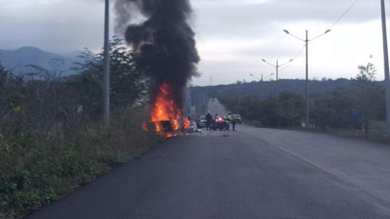 Vehículo se incendia en la vía La Pila-Cerro de Hojas