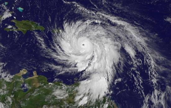 Gobernador pone a Puerto Rico en manos de Dios ante la amenaza del huracán María