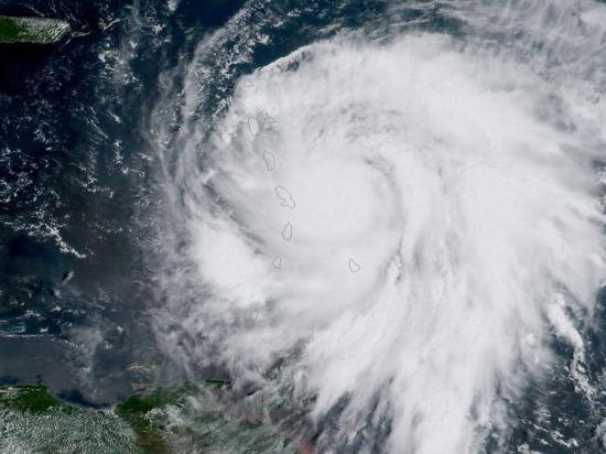 El huracán María se intensifica y  alcanza categoría 5