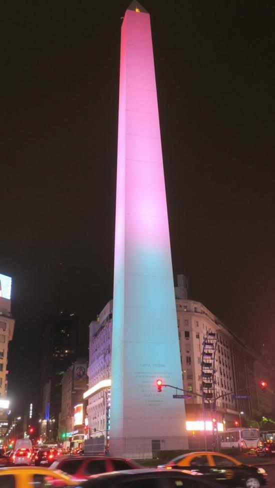 Iluminan el obelisco de Buenos Aires con los colores de la bandera de México