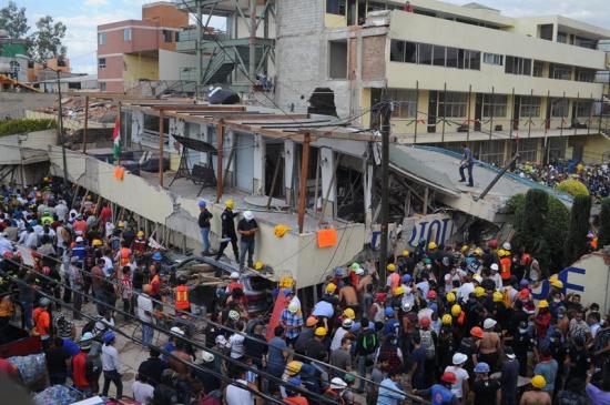 Confirman la muerte de 32 niños tras el derrumbe de un colegio en México