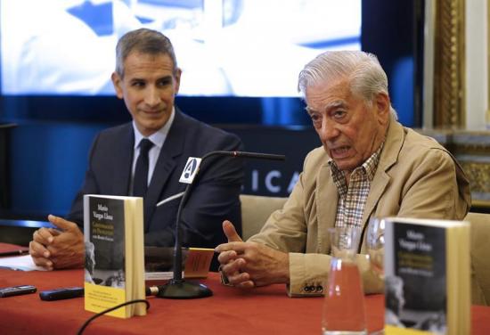 Vargas Llosa dice que la comunicación en redes sociales es una 'caricatura de la lengua'