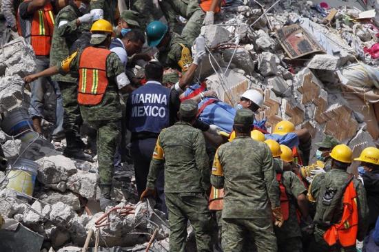 México: Continúan las labores de rescate tras terremoto que dejó al menos 225 muertos