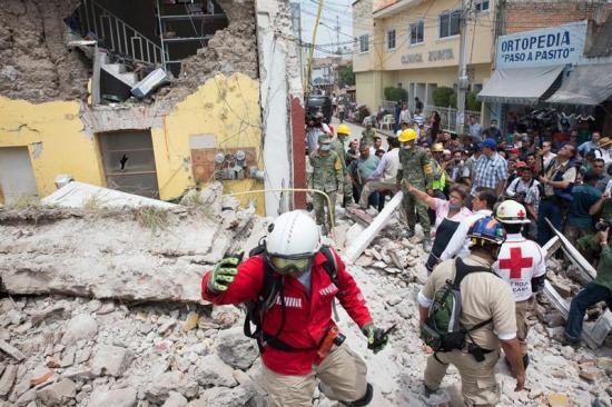 El tiempo para hallar supervivientes del terremoto comienza a agotarse