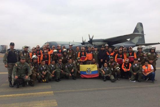 Bomberos ecuatorianos viajan a México para ayudar en labores de rescate tras terremoto