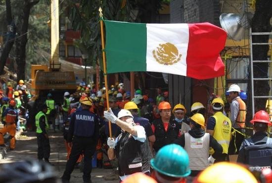 Miles de mexicanos vuelven al trabajo tras terremoto con la mira en los daños