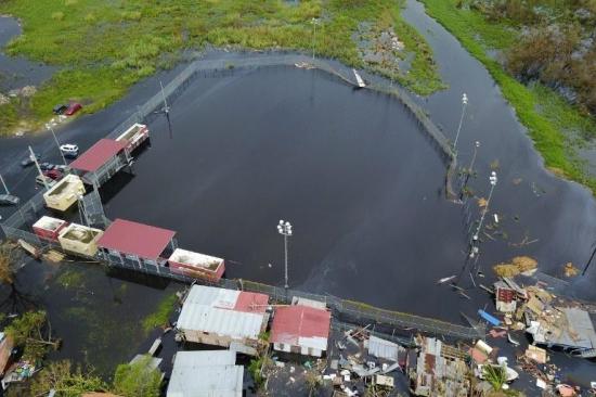 Evacúan dos pueblos en Puerto Rico por fallo en una presa tras paso de huracán