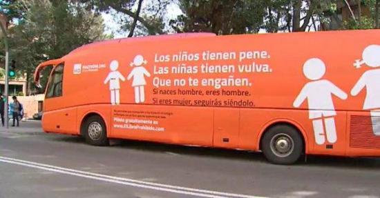 Autobús con lemas tránsfobos empieza a circular en Italia entre críticas