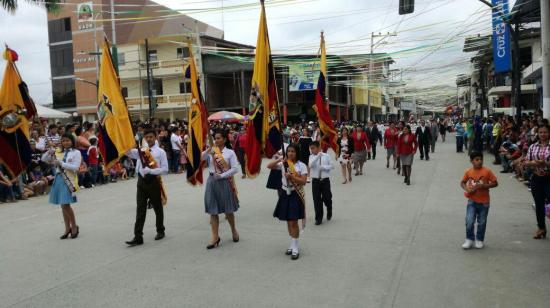 Flavio Alfaro celebra sus 77 años de fundación con un colorido desfile