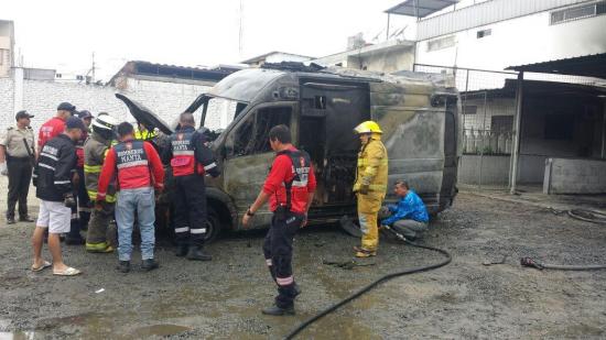 Incendio causa alarma en la clínica Centeno de Manta