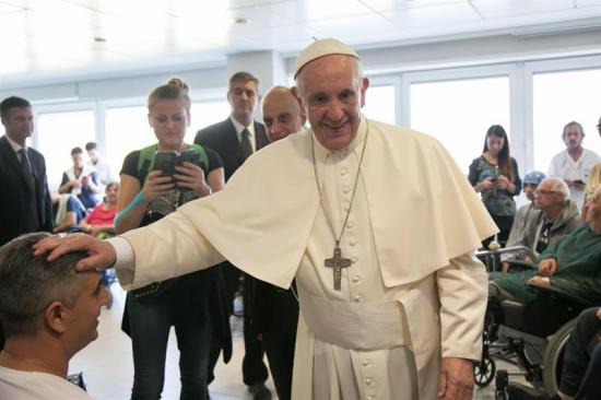 Acusan al papa Francisco de difundir 7 'herejías' en su exhortación sobre la familia