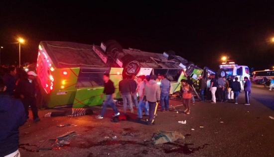 Accidente de bus deja al menos 13 muertos y 28 heridos en Otavalo
