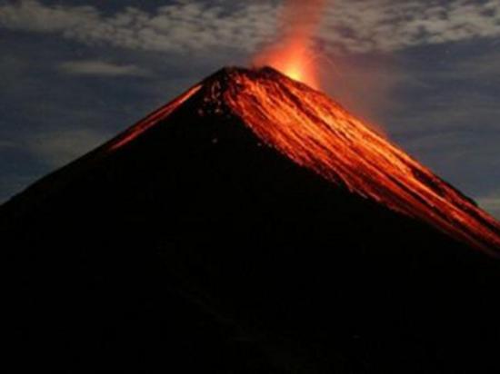 Volcán de Fuego  expulsa cenizas a 5 mil metros de altura