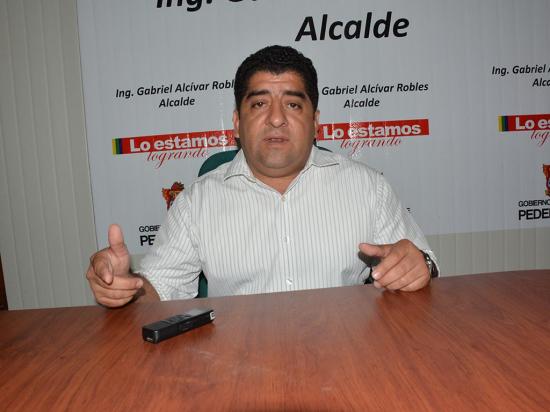 “Hay muchas familias que  necesitan techo”, dice el alcalde de Pedernales
