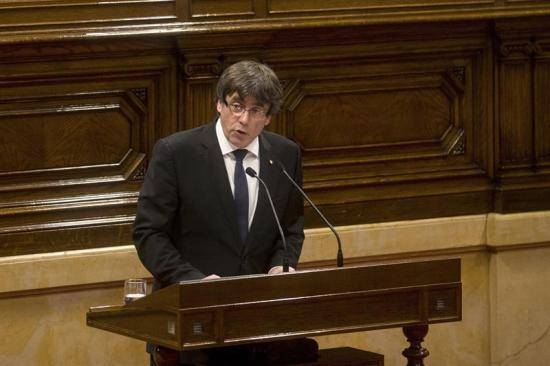 Puigdemont declara la independencia de Cataluña, pero la suspende para dialogar