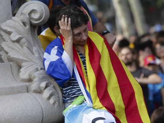 Cataluña anuncia su independencia y aplaza sus efectos