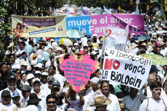 Grupos religiosos marchan contra la ideología de género en varias ciudades de Ecuador