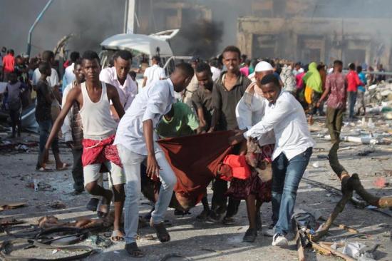 Somalia sufre el peor atentado de su historia con 215 muertos y 350 heridos