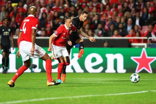 Manchester United gana al Benfica  y afianza su camino hacia octavos