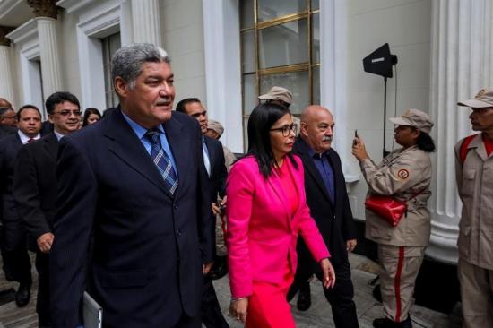 Gobernadores chavistas toman posesión mientras la oposición hace autocrítica