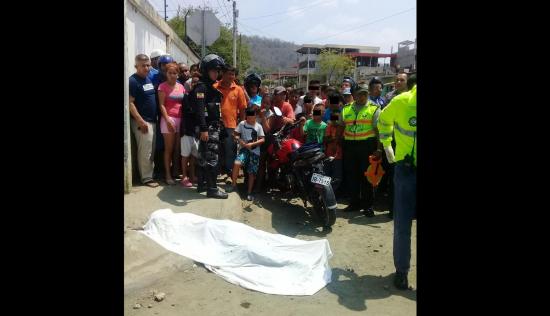 Joven motociclista muere tras chocar con un tanquero en Portoviejo