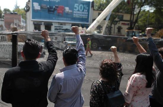 Mexicanos guardan 3 minutos de silencio con puño en alto para recordar sismo