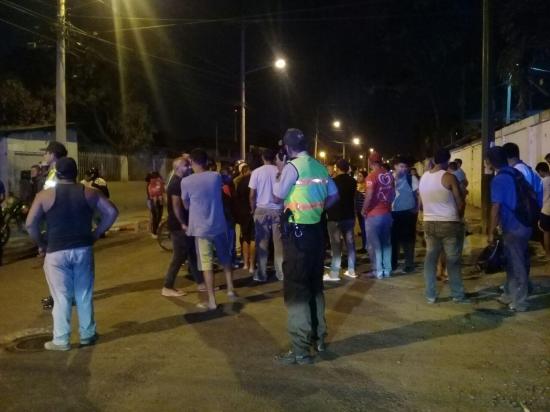 Moradores se toman la calle Vicente Macías como protesta tras muerte de vecino del sector