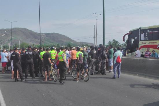 Ciudadanos cerraron el paso vehicular en el puente Mejía por más de dos horas
