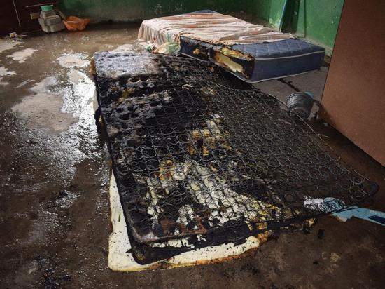 Incendio en habitación destruye las pertenencias de una mujer