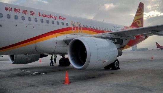 Cancelan un vuelo en China porque una anciana tiró monedas al motor del avión