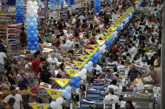 Miles colapsan supermercados en Río con ofertas de 'black friday' brasileño