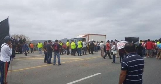 Agricultores ecuatorianos protestan y exigen control a cebolla peruana