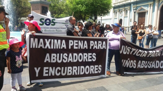 Realizan plantón en Guayaquil y Quito para denunciar casos de violación y abuso sexual en el país