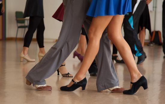 Venezolano organiza clases de baile para costear terapia médica 'impagable'