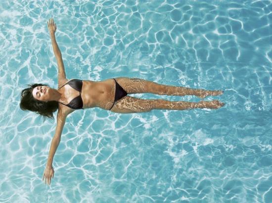 Cuida tu piel del cloro de la piscina